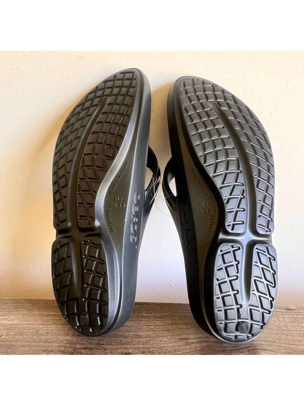 OOFOS Women's Black Thong Sandal with Glossy Straps - Picture 8 of 11